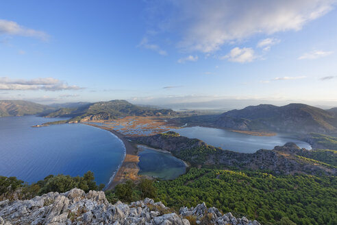 Türkei, Dalyan, Iztuzu Strand mit Dalyan Delta und See Sueluenguer Goelue - SIEF004758