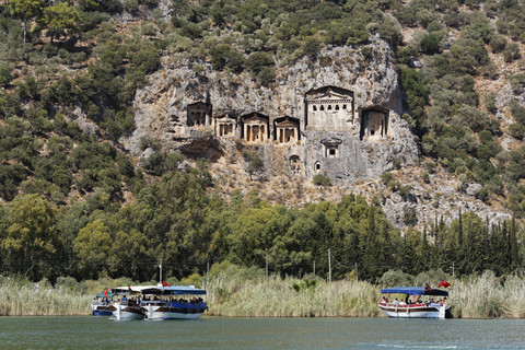 Türkei, Dalyan, Ausflugsboote bei den lykischen Felsengräbern von Kaunos, lizenzfreies Stockfoto