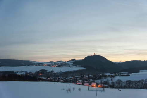 Deutschland, Rheinland-Pfalz, Rheintal, Niederduerenbach mit Burg Olbrueck im Winter - PA000046