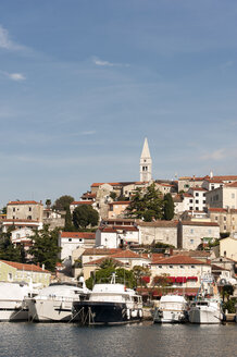 Kroatien, Istrien, Vrsar, Pfarrkirche St. Martin oberhalb des Hafens - KJF000278