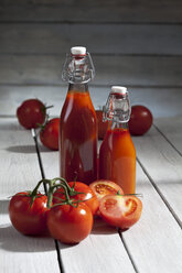 Hausgemachter Tomatensaft auf Holztisch - CSF020481