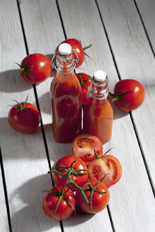 Hausgemachter Tomatensaft auf Holztisch - CSF020480