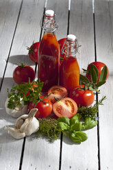 Hausgemachter Tomatensaft auf Holztisch - CSF020479