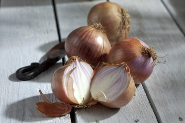 Onions on wooden table - CSF020438