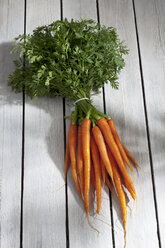 Bunch of carrots on wooden table - CSF020436