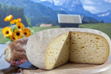 Bethmale-Käse vor Bergkulisse, digitales Komposit - CSF020424