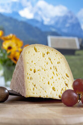 Bethmale-Käse mit Trauben vor Bergkulisse, digitales Komposit - CSF020420