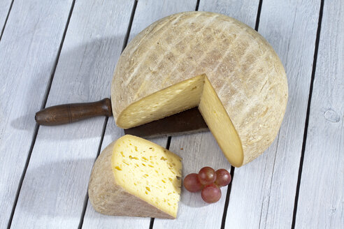 Bethmale-Käse auf Holztisch, Ansicht von oben - CSF020419