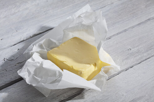 Ein Stück frische Butter in Papier - CSF020410