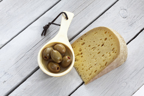 Bethmale-Käse, mit Oliven, Nahaufnahme, lizenzfreies Stockfoto