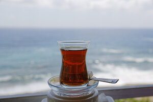 Türkei, Provinz Antalya, Türkische Riviera, Ein Glas türkischer Tee - SIEF004784