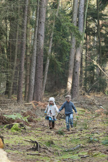 Deutschland, Nordrhein-Westfalen, Mönchengladbach, Szene aus dem Märchen Hänsel und Gretel, Bruder und Schwester im Wald - CLPF000017