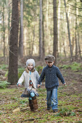 Deutschland, Nordrhein-Westfalen, Mönchengladbach, Szene aus dem Märchen Hänsel und Gretel, Bruder und Schwester im Wald - CLPF000018