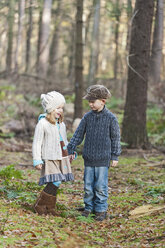 Deutschland, Nordrhein-Westfalen, Mönchengladbach, Szene aus dem Märchen Hänsel und Gretel, Bruder und Schwester im Wald - CLPF000019