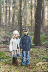 Deutschland, Nordrhein-Westfalen, Mönchengladbach, Szene aus dem Märchen Hänsel und Gretel, Bruder und Schwester im Wald - CLPF000020