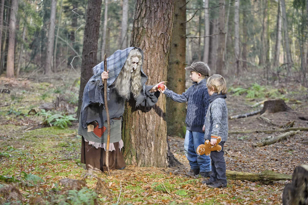 Deutschland, Nordrhein-Westfalen, Mönchengladbach, Szene aus dem Märchen  Hänsel und Gretel, Hexe, die den Kindern einen Apfel anbietet, lizenzfreies  Stockfoto