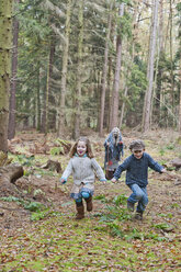 Deutschland, Nordrhein-Westfalen, Mönchengladbach, Szene aus dem Märchen Hänsel und Gretel, Kinder auf der Flucht vor der Hexe - CLPF000028