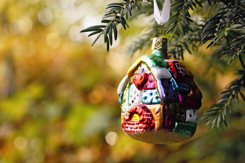 Germany, Minden, christmas bauble, gingerbread house - HOHF000272