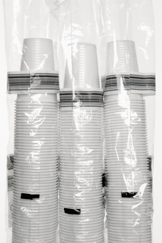 Drei Stapel Plastikbecher in Folie eingewickelt, lizenzfreies Stockfoto