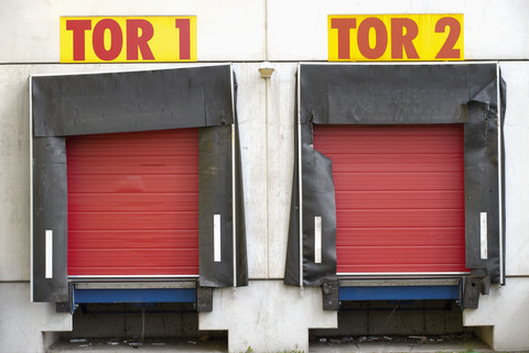 Deutschland, Fassade mit zwei roten Rollläden, lizenzfreies Stockfoto