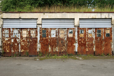 Germany, Brandenburg, Wustermark, Olympic village 1936, view to rusted garage doors - VI000056