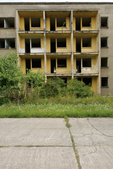 Germany, Brandenburg, Wustermark, Olympic village 1936, facade of decaying concrete tower block - VI000067