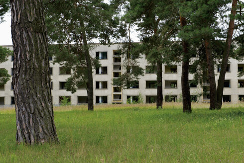 Deutschland, Brandenburg, Wustermark, Olympisches Dorf 1936, Fassade eines verfallenen Betonhochhauses - VI000069