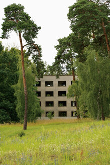 Deutschland, Brandenburg, Wustermark, Olympisches Dorf 1936, Fassade eines verfallenen Betonhochhauses - VI000070