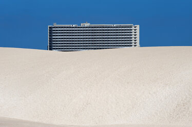 Spain, Fuerteventura, Parque Natural Corralejo, Club Hotel Riu Oliva behind dune - VI000172