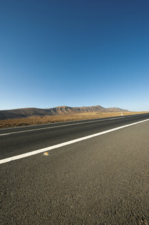 Spanien, Fuerteventura, Straße inmitten von Vulkanlandschaft - VI000173