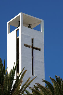 Spanien, Fuerteventura, Morro Jable, weiße Kirchturmspitze - VI000100