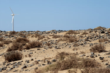 Spanien, Fuerteventura, Puerto de La Cruz, Windkraftanlage in der Landschaft - VI000188