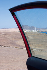 Spain, Fuerteventura, view through car door to Puerto de la Cruz - VI000189