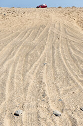 Spanien, Fuerteventura, Puerto de La Cruz, Autospuren im Sand - VI000106