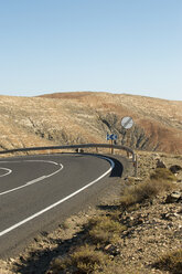 Spanien, Fuerteventura, Pajara, Kurve der Straße bei Berglandschaft - VI000177