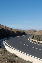 Spanien, Fuerteventura, Pajara, Kurve der Straße bei Berglandschaft - VI000178