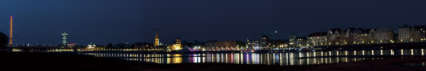 Deutschland, Nordrhein-Westfalen, Duesseldorf, Panorama bei Nacht - VI000179