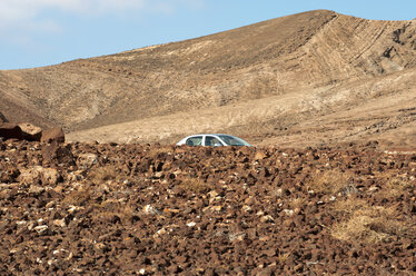 Spanien, Fuerteventura, Pajara, Auto in Landschaft - VI000181