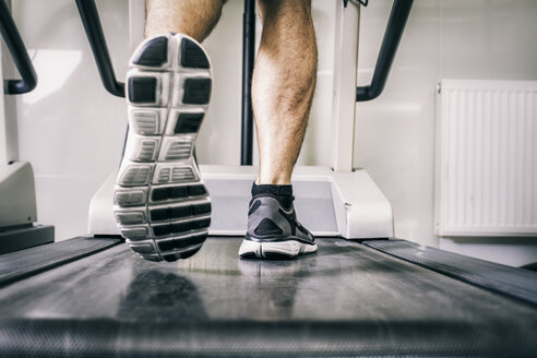 Austria, Klagenfurt, man running on treadmill - DAWF000020