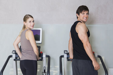 Austria, Klagenfurt, Couple training on treadmill - DAWF000035