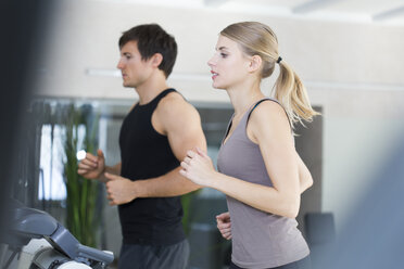 Austria, Klagenfurt, Couple training on treadmill - DAWF000032