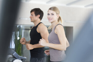 Österreich, Klagenfurt, Pärchentraining auf dem Laufband - DAWF000038