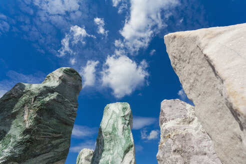 Germany, Baden-Wuerttemberg, Remseck, erratic blocks, stones, quartz, marble, solitary stone - WDF002116