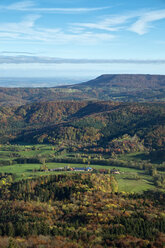 Deutschland, Baden Württemberg, Landschaft, Wald im Herbst, Blick auf Albtrauf - ELF000668