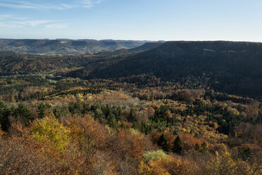 Deutschland, Baden Württemberg, Landschaft, Wald im Herbst, Blick auf Albtrauf - ELF000669