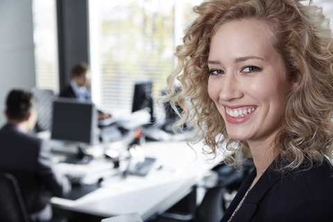 Deutschland, Neuss, Geschäftsleute im Büro, lizenzfreies Stockfoto