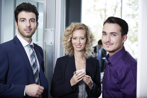 Germany, Neuss, Business people drinking coffee in office - STKF000826