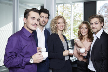 Deutschland, Neuss, Geschäftsleute trinken Kaffee im Büro - STKF000828