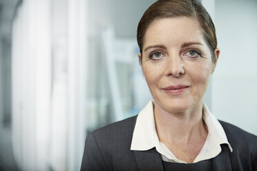 Germany, Neuss, Portrait of mature business woman - STKF000854