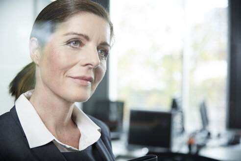 Germany, Neuss, Portrait of mature business woman - STKF000858